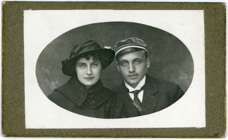 Neiu ja noormees Eugen Walther?) üliõpilasmütsiga