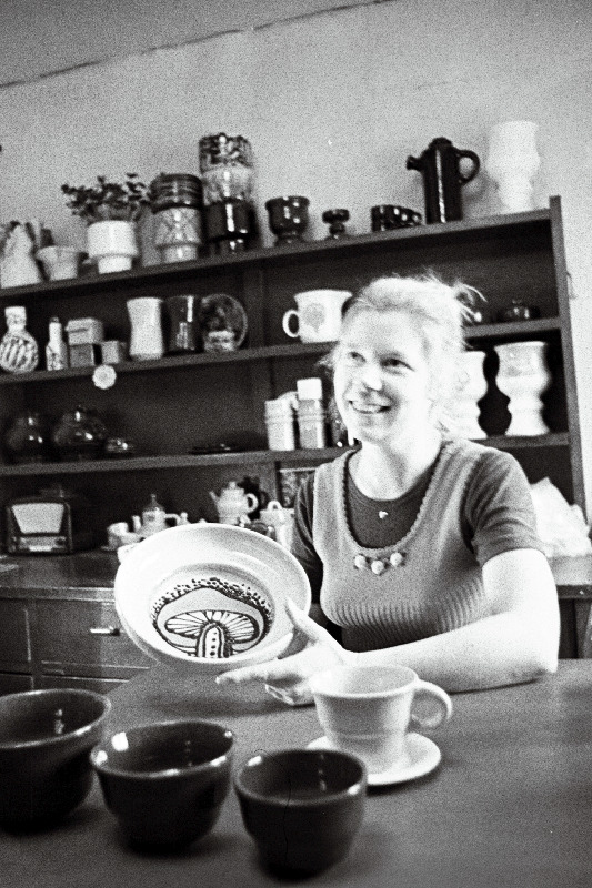 Tallinna Ehituskeraamika Tehase Siimusti tsehhi kunstnik Marget Taffel uute toodetega.