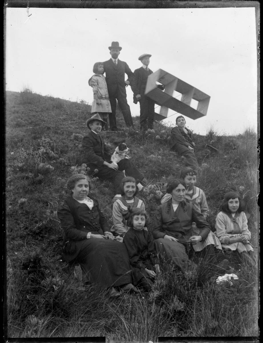 [Group portrait during a shortening] - Portrait of the Boschmonar family and the Corps family during an excursion. At the top, cap, Father Elias Pigem with a plane built by himself. Father Elias, fond of photography, lived with the Boschmonar during his studies as a priest. He was the heir of confidence of the painter Manel Pigem and Ras (1862 - 1946), his uncle, and took over the work and documentation of the artist when he died in 1946. He died in 1970.
