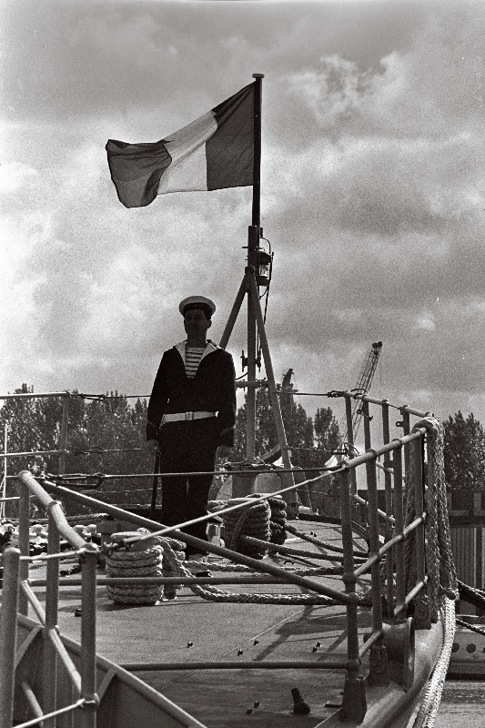 Prantsuse sõjalaev reidil sadamas. Madrus tekil lipu all.