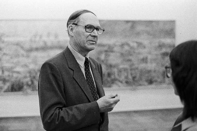 Eesti NSV Kunstnike Liidu Suure Isamaasõja veteranide koondise liikmete teoste näitusel Tallinna Kunstihoones kõneleb NSV Liidu rahvakunstnik Evald Okas.