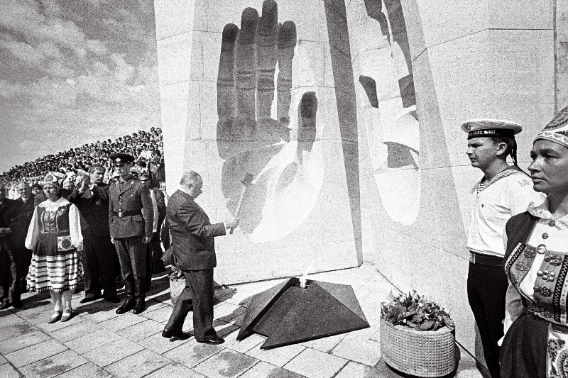 EKP Keskkomitee esimene sekretär J. Käbin süütab igavese tule Nõukogude võimu eest võidelnud memoriaalansambli juures Maarjamäel.