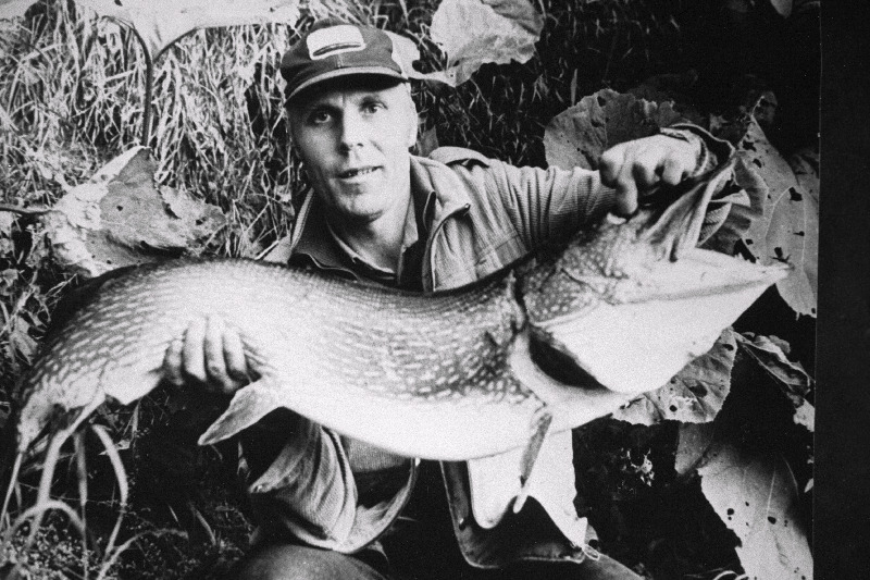 Vibulaskur Mati Vaikjärv tema poolt püütud 12 kg haugiga Matsalus.