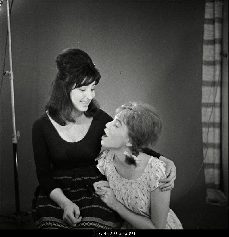 Arthur Laurents, Leonard Bernstein "West Side´i lugu". Anita - Maria Mihhailova, Maria - Liina Orlova (kombineeritud võtted ateljees kombineeritud kostüümides).