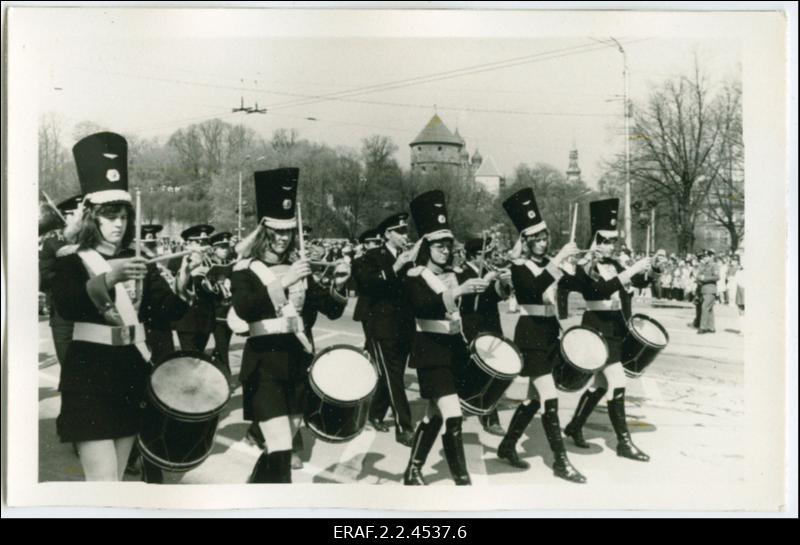 Suure Isamaasõja võidu 30. aastapäeva tähistamine, sõjaväeorkester pidulikul marsil Võidu väljakult liikumas Lauluväljakule, kus toimus miiting ja kontsert.