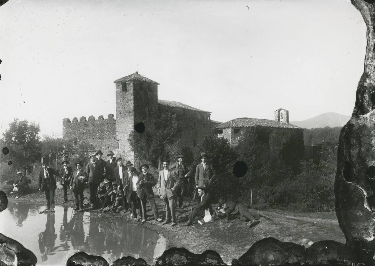 [Excursion of the Second Teaching Institute] - Students of the Institute of Second Education during an excursion to the castle of Cartellà.