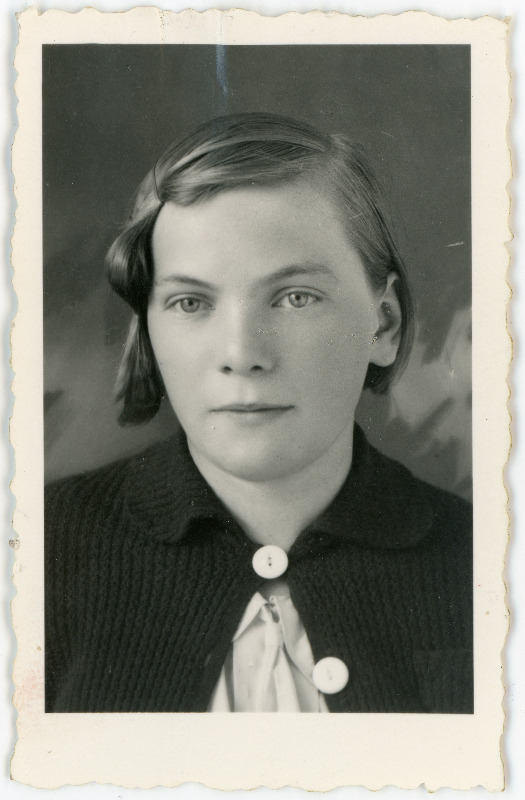 Brunberg, Greta, sünd 1922. Portreefoto välispassi saamiseks esitatud avalduse juurde