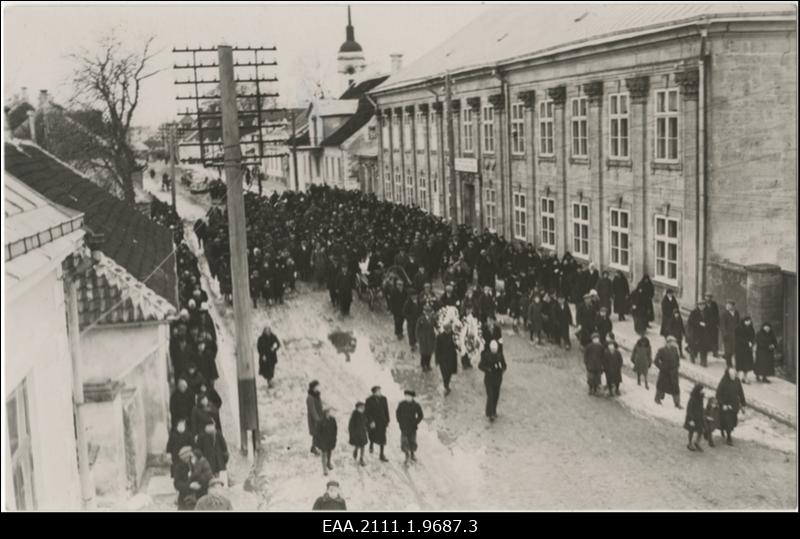 Mihkel Nepsu leinarong möödumas Saarlase trükikojast teel Kutjapää kalmistule.