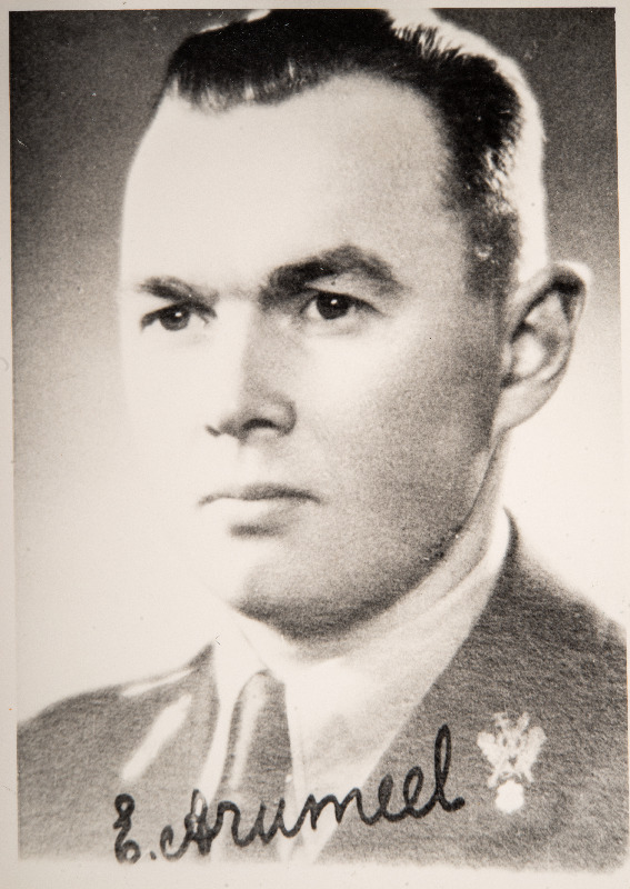 Eesti Vabariigi Sõjaväe Tehnikakool.Pürotehnikaklassi lõpetanud nooremleitnantide portreefotod.Edgar Arumeel (1911-1993).