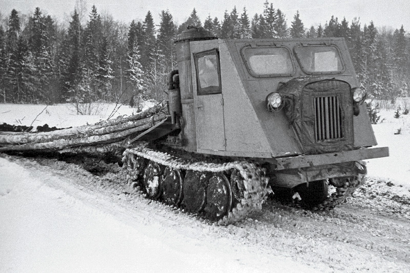 Metsa kokkuvedu puugaasil töötava traktoriga Pärnu rajooni Massiaru metsatööjaoskonnas.