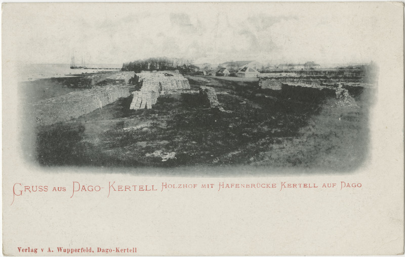 Holzhof mit Hafenbrücke Kertell auf Dagö