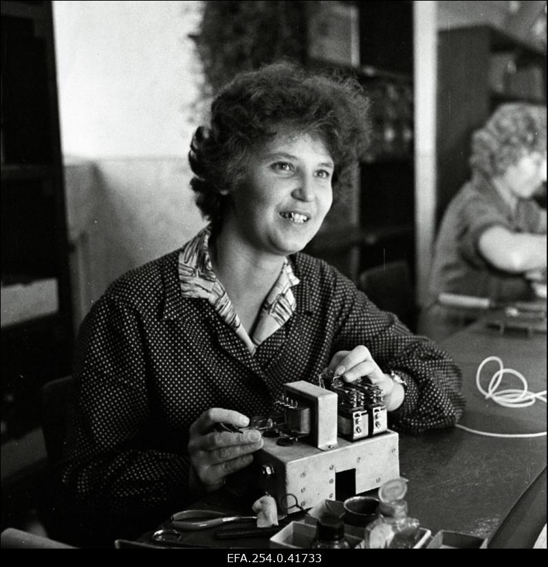 Tallinna Kontrollmõõduriistade Katsetehase brigadir Alla Lomonossova.