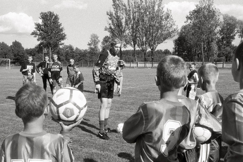 Jalgpallur Mart Poom Viljandi jalgpallipoistega.