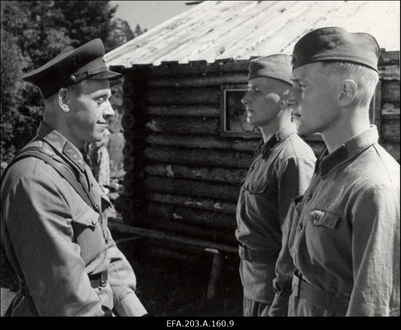Kaader filmistuudio Tallinnfilm mängufilmist Inimesed sõdurisinelis. Näitlejad L. Merzin (vasakul) ja Peeter ja Andres Sinilill.
