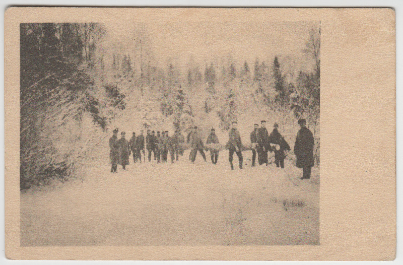 Sõdurid lumises metsas palki tassimas