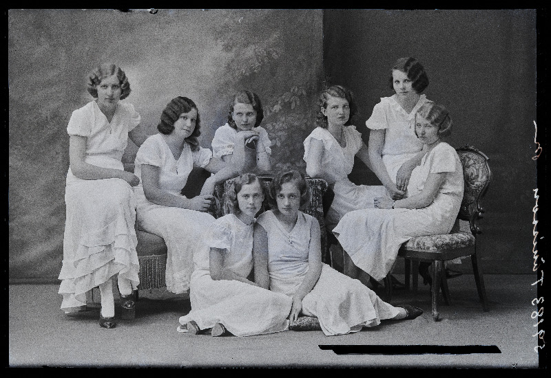 Grupp neiusid, (foto tellija Tõnisson).