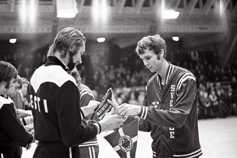 Meeskondade kaptenid Kalle Ilves ja Ulf Lindelöf vahetavad Eesti NSV -Rootsi mängu eel vimpleid 3. "Baltic Cup" korvpalliturniiril.