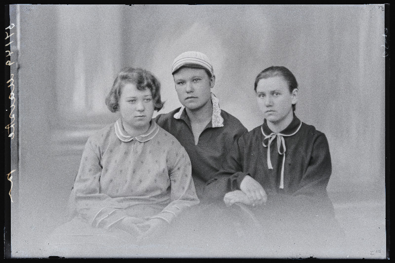 Grupp neiusid, (foto tellija Maiste).
