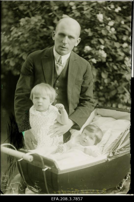 Paide Algkooli juhataja Sööder oma lastega.