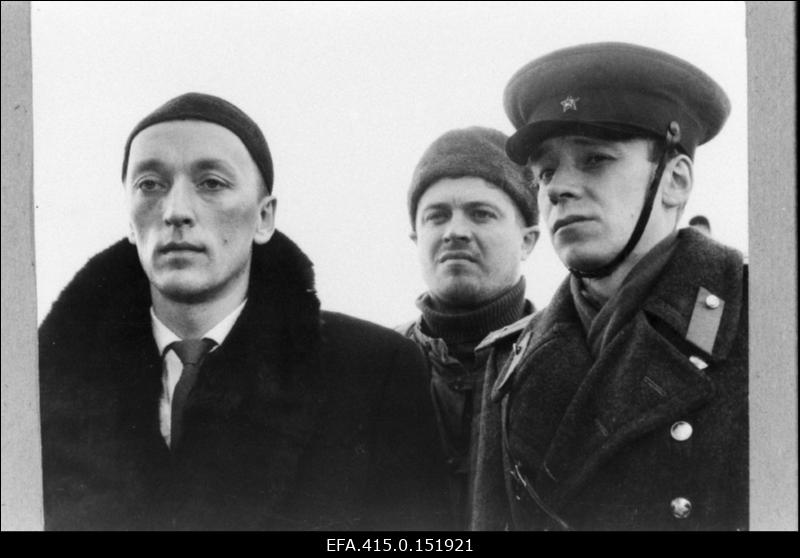 Kaader Tallinnfilmi mängufilmist Äratus. Küüditajate osades Sulev Luik (vasakul) ja Jaan Rekkor (keskel).