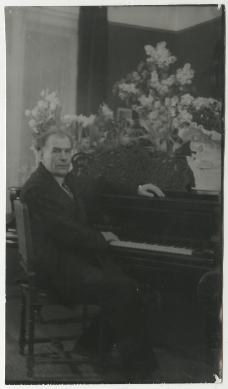 Heino Eller kodus klaveri juures