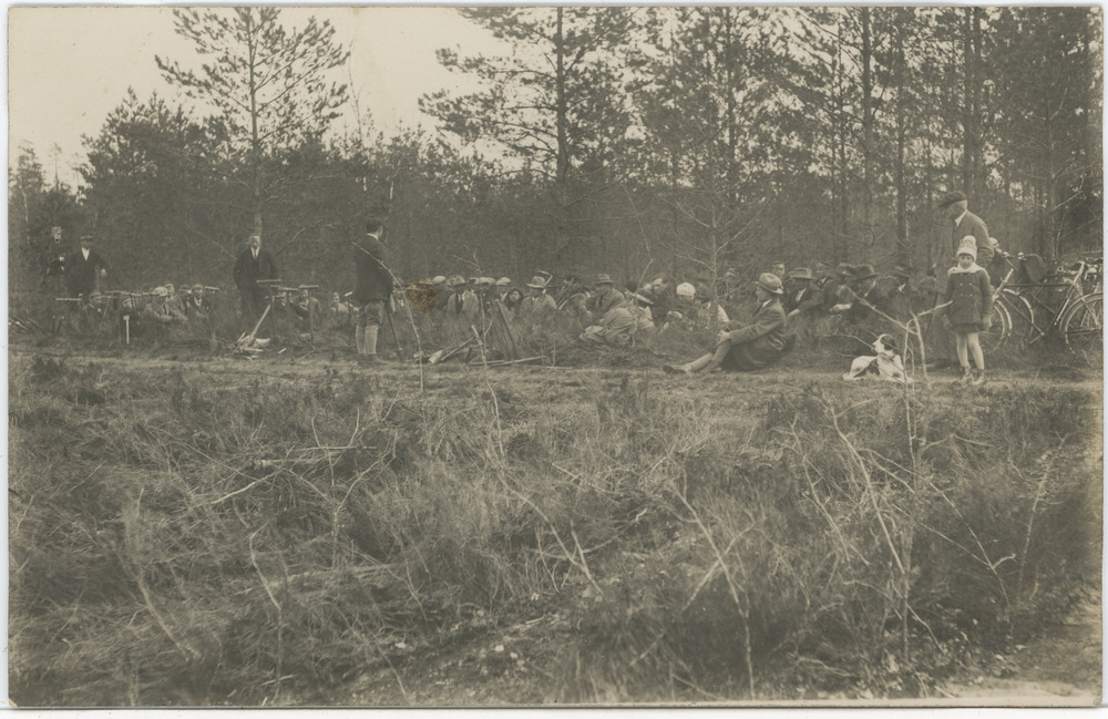 Seltskond metsatöödel