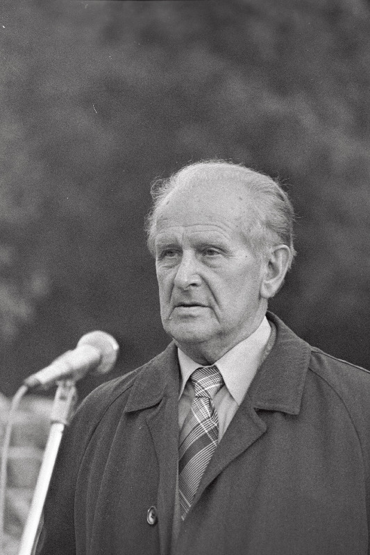 Eestimaa Kommunistliku Noorsooühingu 60. aastapäeva tähistamise miitingul esineb kõnega komsomoliveteran Mart Kangur.