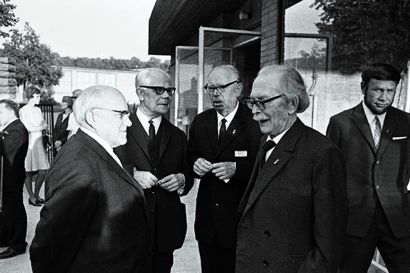 III rahvusvahelise fennougristide kongressi delegaadid (vasakult): Julius Mägiste, Hans Kruus, Eduard Päll ja Friedebert Tuglas Kadriorus kohviku „Tuljak“ rõdul vestlemas.