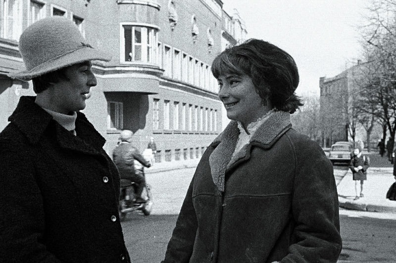 VNFSV teeneline kunstnik, nõukogude filminäitleja Tatjana Somoilova (paremal) Tallinnas.