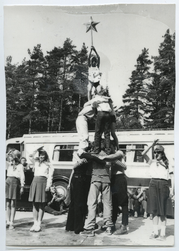 EÜE-82 rühmade kokkutulek Intsikurmus IV. Esineb Elva rühm