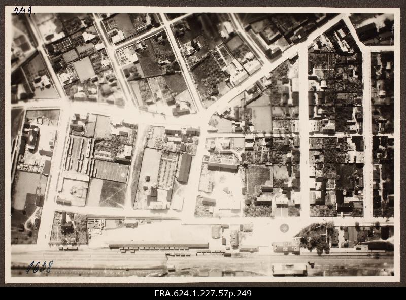 Vaade õhust asulale raudteejaamaga; foto 1. Lennuväedivisjoni fotopositiivide kogust