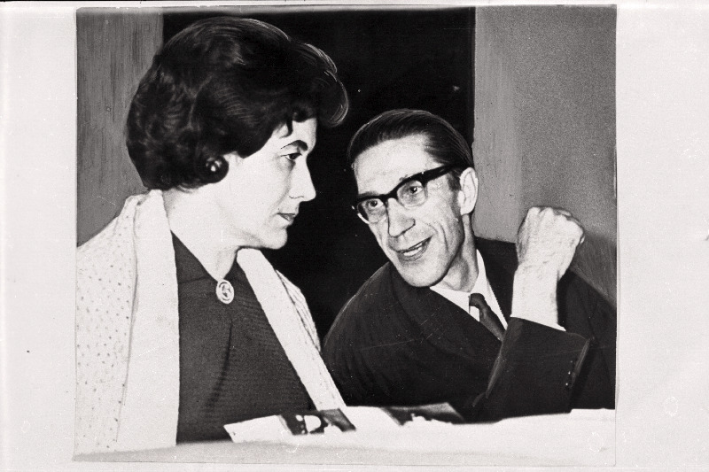 Poetess Debora Vaarandi (vasakul) ja Ralf Parve ENSV Kirjanike Liidu V kogressi vaheajal.