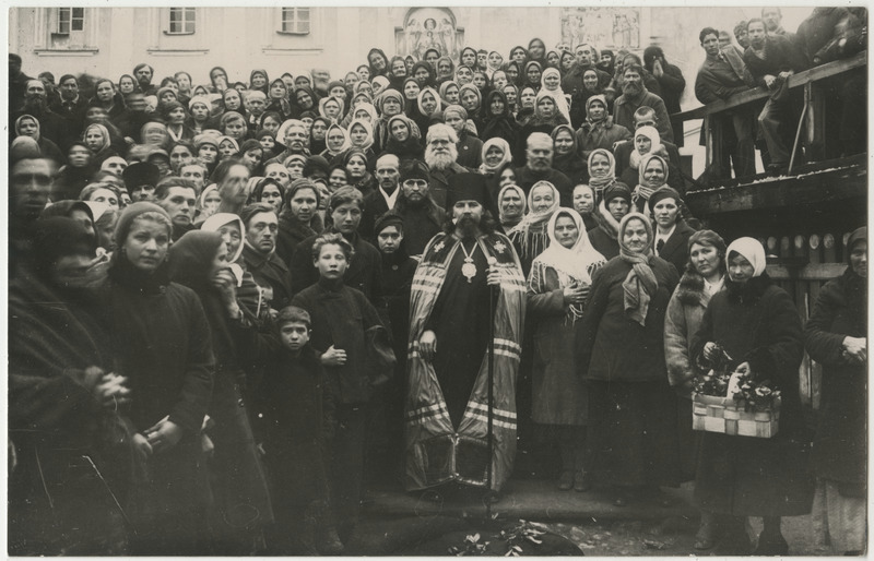 Fotol Jaan Bulin (Petseri endine piiskop Joann) kloostris tema ümber kogunenud poolehoidjate keskel