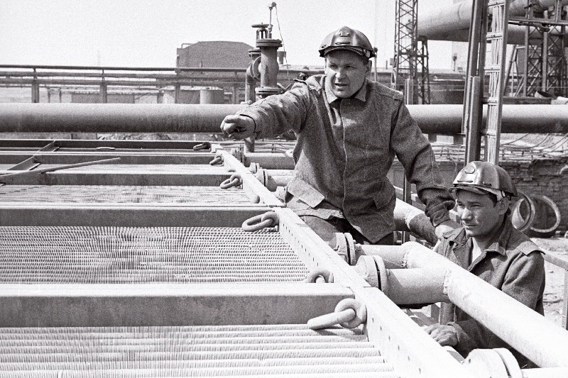 Maardu Keemiakombinaadi remondilukksepp Lembit Rähn (vasakul) ja aparaaditööline Viktor Kissiljov väävelhappetsehhis märgelektrifiltrit paigaldamas.