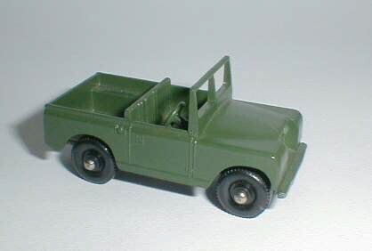 Lesney Land Rover Series II - Set van vijf legergroene modelauto's van het Britse merk Lesney, voorstellende open jeeps. In een van de jeeps staat een militair.