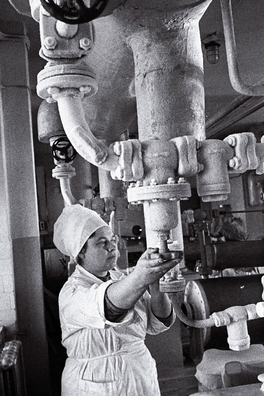 Külmhoone nr. 1 jäätisetsehhi tööline Niina Nikolajeva jäätisesegu valmistamise seadmete tööd reguleerimas.