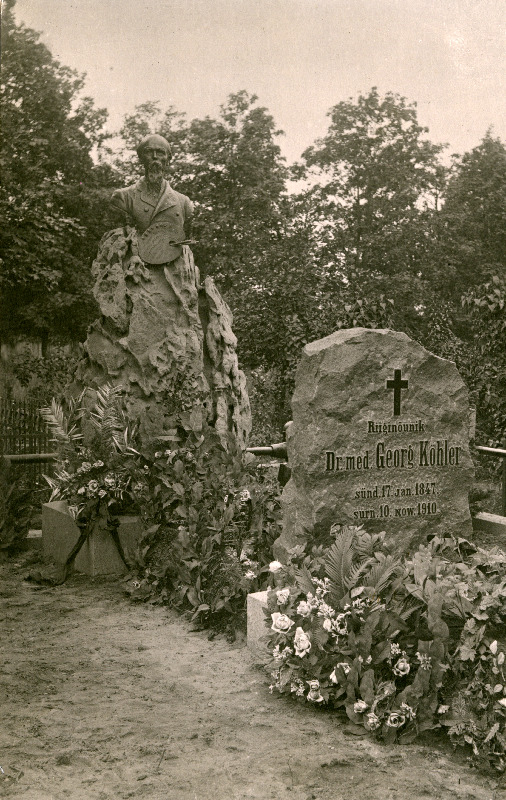 Maalikunstnik professor Johann Köleri mälestussammas Kölerite perekonna hauaplatsil Suure-Jaani kalmistul.