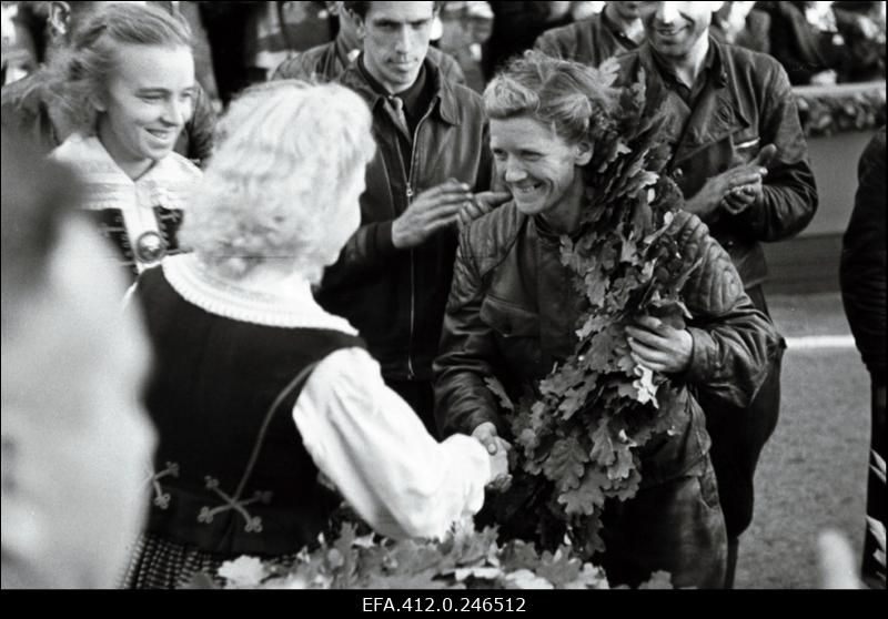 NSV Liidu meistrivõistlused ringrajasõidus Pirita-Kose-Kloostrimetsa ringrajal. Motosportlane Irina Ozolina (1. koht naiste 125 cm3 masinaklassis) õnnitlusi vastu võtmas.