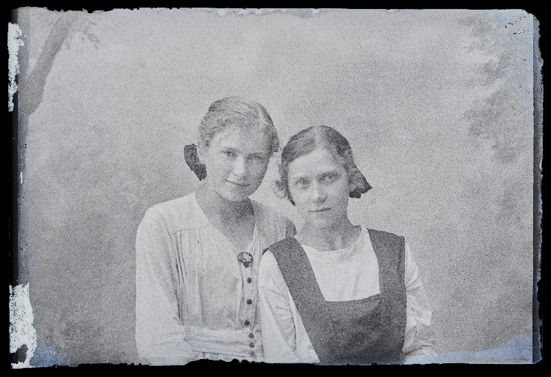 Kaks neiut, (foto tellija Rebane).