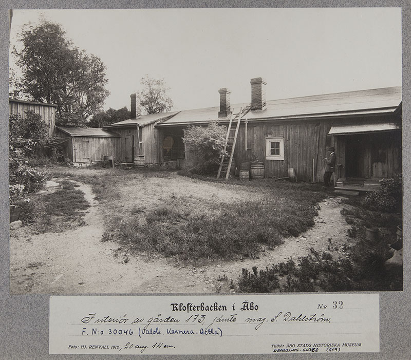 Luostarinmäki; sarjasta Klosterbacken i Åbo nro 32; tontin 173 sisäpiha, sekä maisteri Dahlström