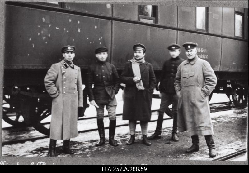 Vabadussõda. 1.Diviisi ülem kindralmajor Aleksander Tõnisson Kehras. Vasakult: lipnik Aleksander Kadaja, diviisi staabi inspektori adjutant leitnant Artur Laats, diviisi staabiülem alampolkovnik Jaan Rink, staabi sideülem lipnik Nikolai Viitak, A.Tõnisson.