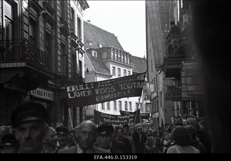 17. juulil 1940.a. korraldatud suurmiiting Riigivolikogu valimistel (14.- 15. juulil) saavutatud võidu puhul. Rongkäik möödub Nõukogude Liidu saatkonnast Pikal tänaval.