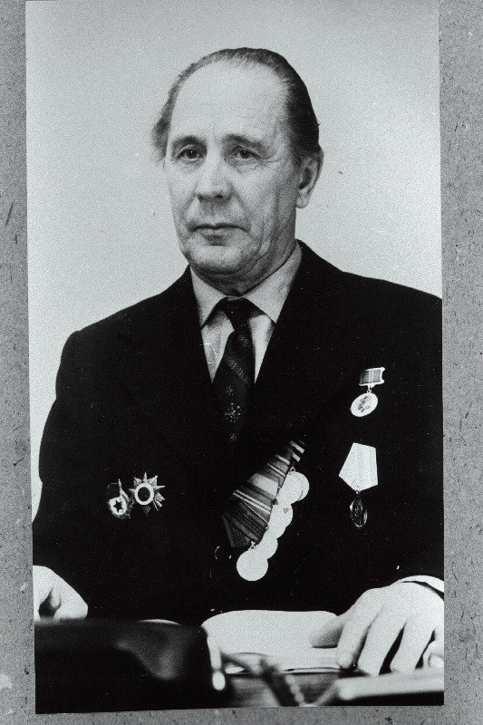 Valge, Vello - Suure Isamaasõja veteran, Jõgeva Mehhaniseeritud Ehituskolonni ametiühingukomitee esimees.