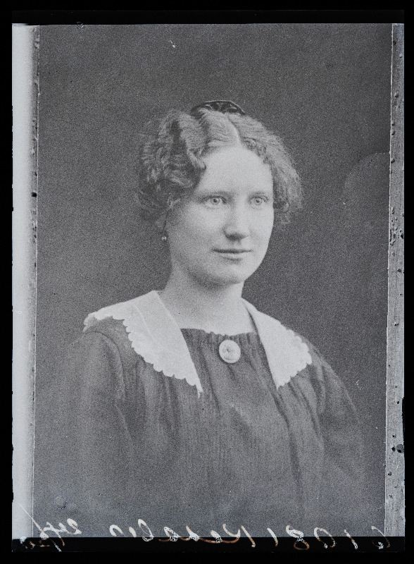 Naise foto, (26.09.1933 fotokoopia, tellija Kessler).