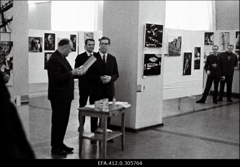 Esimene Balti vabariikide fotonäitus "Dzintarseme" ("Merevaigumaa") pidulik avamine ja vaateid näitusele. Riias Läti NSV Riikliku Kunstimuuseumi ruumes.