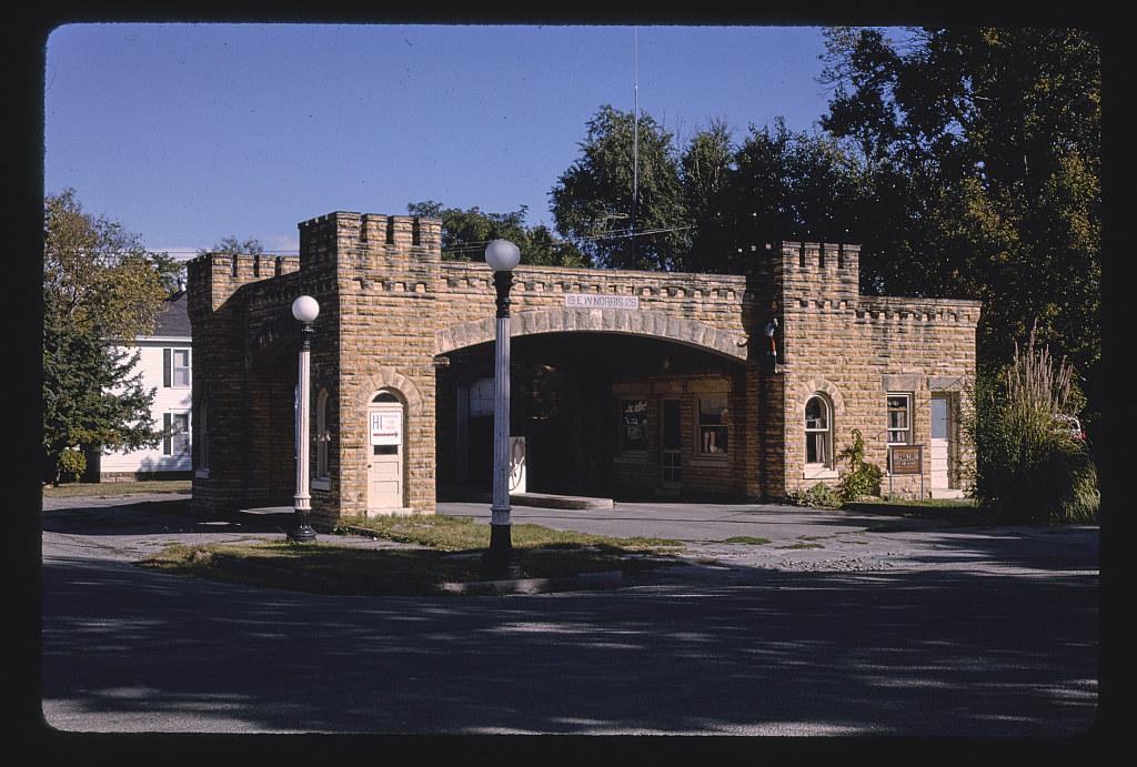 Gas station (1926), angle II, Main & Market, Glen Elder, Kansas (LOC)