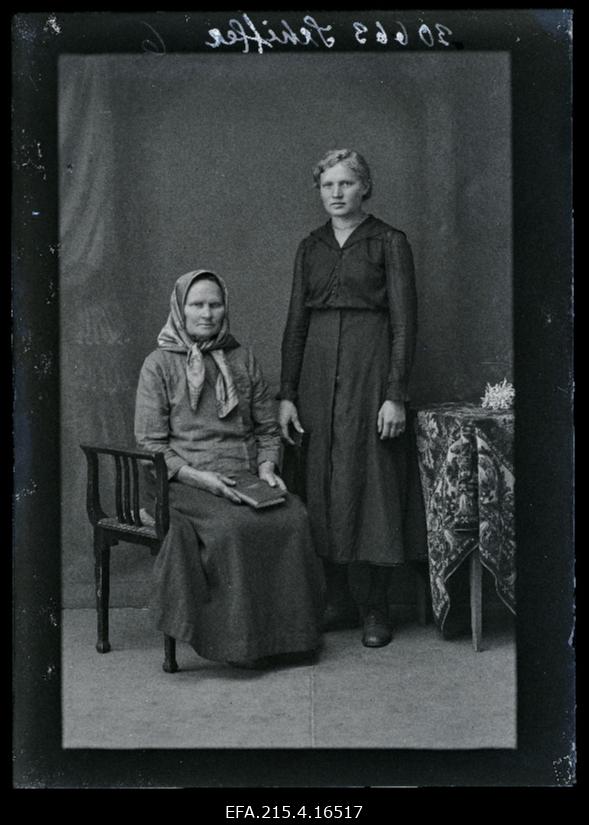 Vanaproua [tütrega], (foto tellija Schiffer [Siffer]).