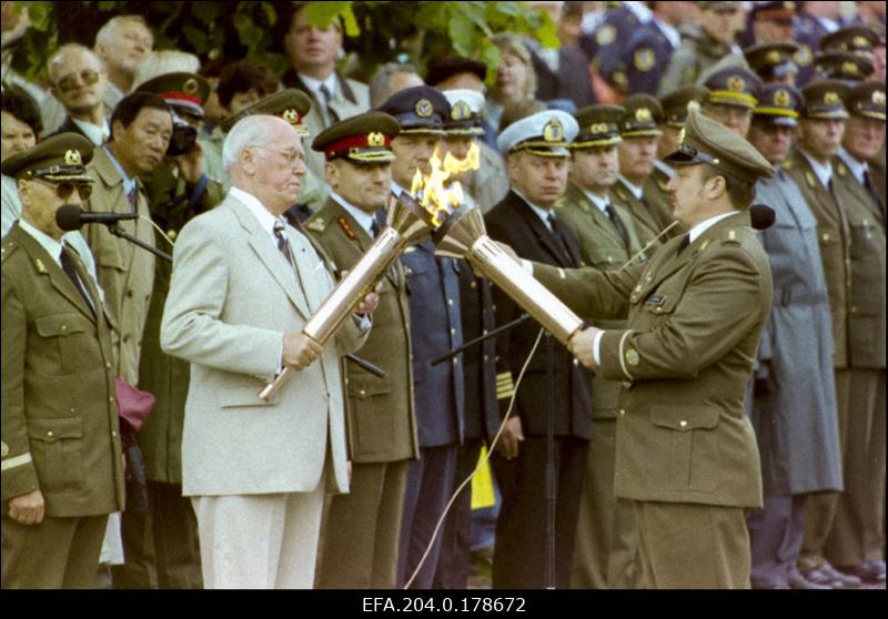 President Lennart Meri (vasakul) süütab võidupüha tõrviku. Tema kõrval vasakul Kaitsejõudude Peastaabi ülem Ants Laaneots.