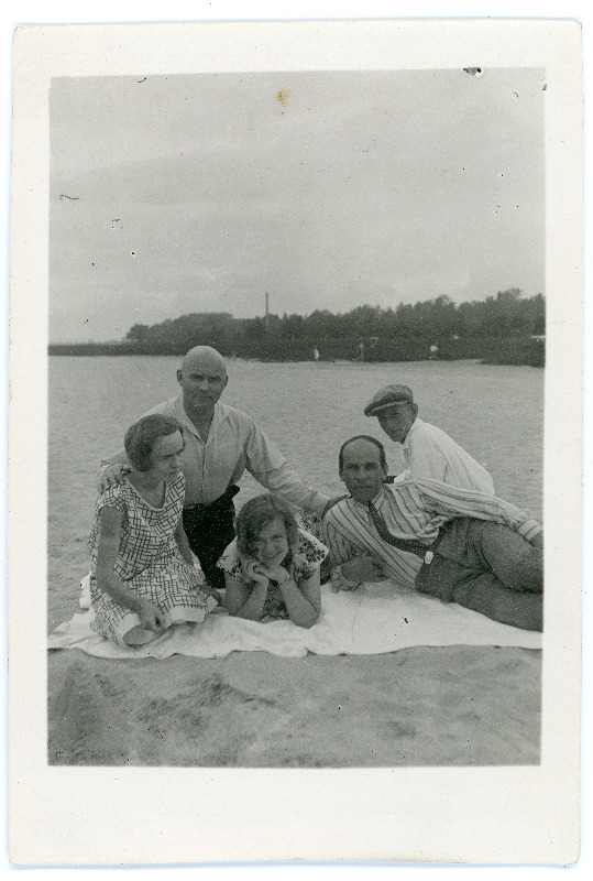 Emilie Vares, Johannes Vares, Aurora Semper, Johannes Semper ja tundmatu Pärnu rannas