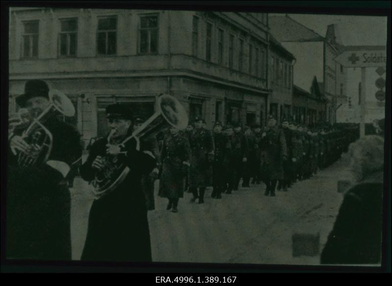 33. Kaitsepataljon (Eesti Politseipataljon) lahkumismarsil läbi Tartu enne rindele minekut